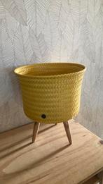 Gele Rieten Mand met Houten Poten merk; Handed By, Ophalen, Mand, Rond, Zo goed als nieuw