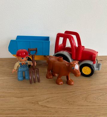 Duplo | Boer met tractor, aanhanger en grote koe beschikbaar voor biedingen