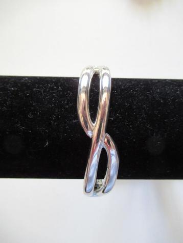 Zilverkleur armband beschikbaar voor biedingen