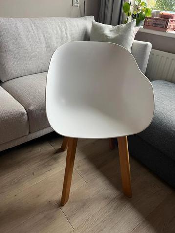 Witte kuipstoel met eikenhouten onderstel beschikbaar voor biedingen