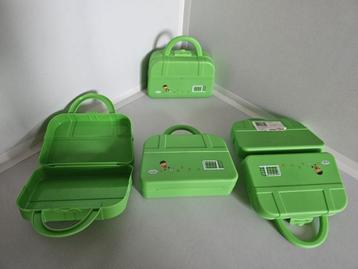 Diverse groene Blue Band broodtrommels van een voetballer beschikbaar voor biedingen