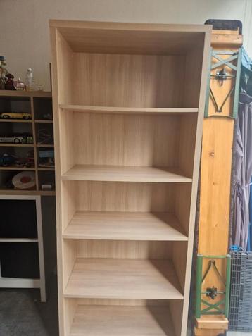 Kast beschikbaar voor biedingen