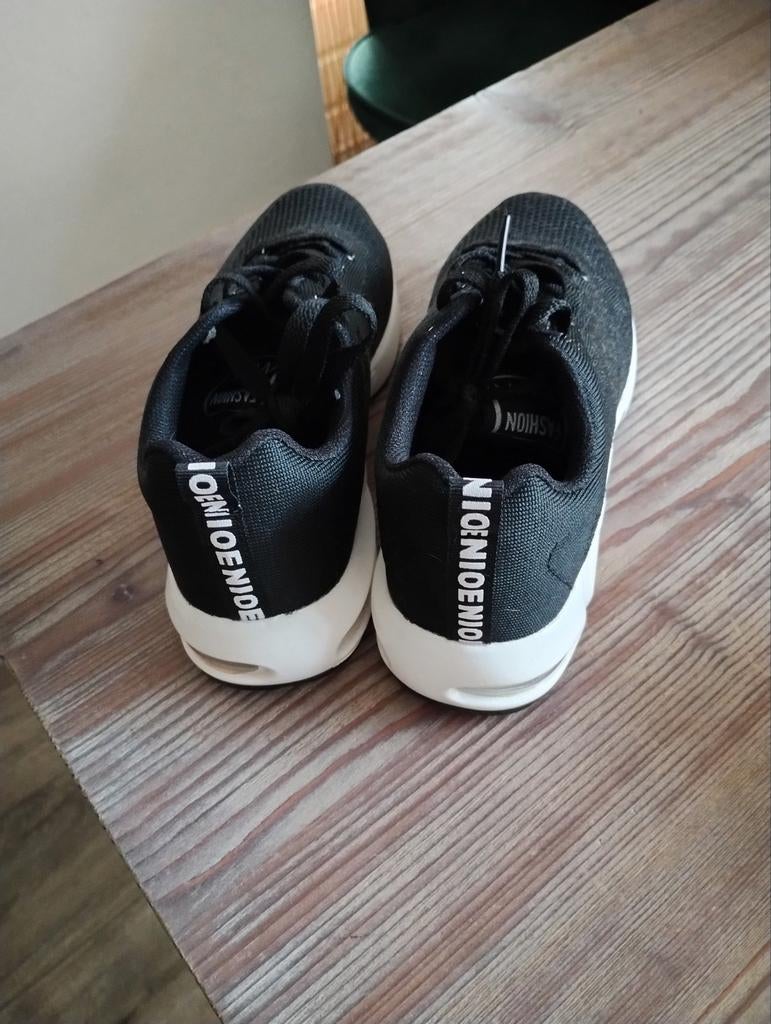 Zwarte Sneakers - Comfortabel en Stijlvol, Kleding | Dames, Schoenen, Zwart, Nieuw, Ophalen of Verzenden, Sneakers of Gympen