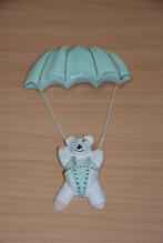 Beertje aan parachute., Ophalen of Verzenden, Gebruikt, Wanddecoratie