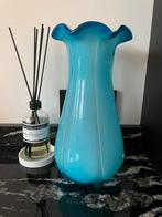 Grote 29 cm vaas blauw  glazen vaas design geschulpte rand, Minder dan 50 cm, Glas, Blauw, Ophalen of Verzenden