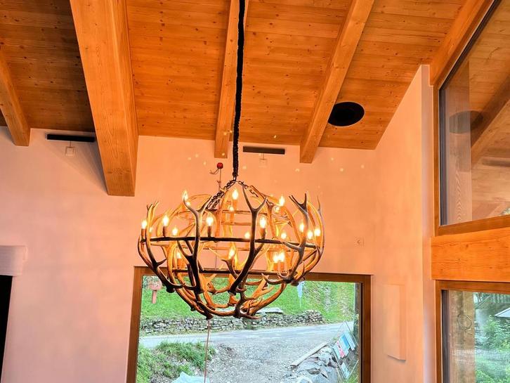 Unieke Geweien Kroonluchter - Handgemaakt, Huis en Inrichting, Lampen | Kroonluchters, Nieuw, Overige materialen, Ophalen of Verzenden