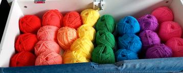 GRATIS bollen wol KATOEN en ACRYL gezocht vrolijke kleuren  beschikbaar voor biedingen