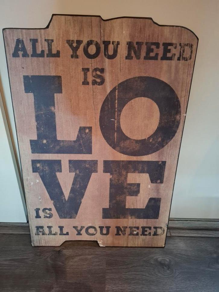 Decoratief Houten Bord - All You Need Is Love, Huis en Inrichting, Woonaccessoires | Wanddecoraties, Gebruikt, Ophalen of Verzenden