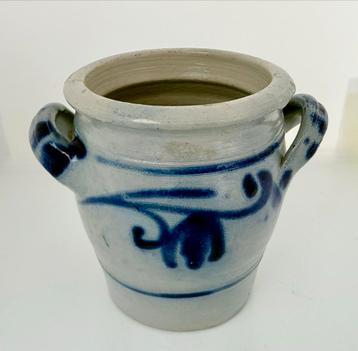 Oude aardewerk pot met blauwe decoratie beschikbaar voor biedingen