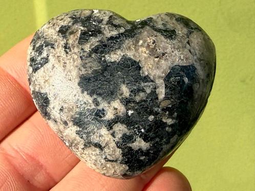 Toermalijn in kwarts hart mineralen, Verzamelen, Mineralen en Fossielen, Mineraal, Ophalen of Verzenden