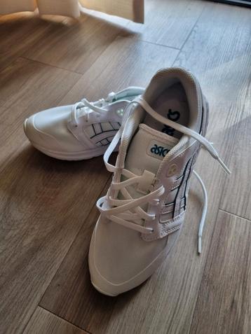 Prachtige Asics maat 39 (valt als 38 of 38,5) beschikbaar voor biedingen