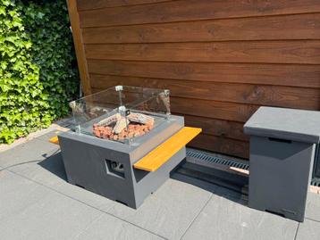 Zeer nette Happy cocooning  vuurtafel met glas en bijzetafel beschikbaar voor biedingen