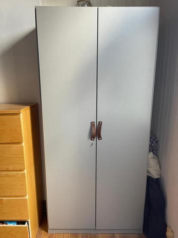 Houten klerenkast met leren handvaten  beschikbaar voor biedingen