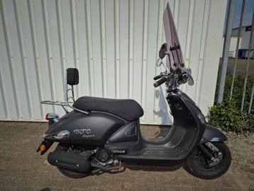 BTC Retro scooter uit 2019, in nieuwstaat beschikbaar voor biedingen