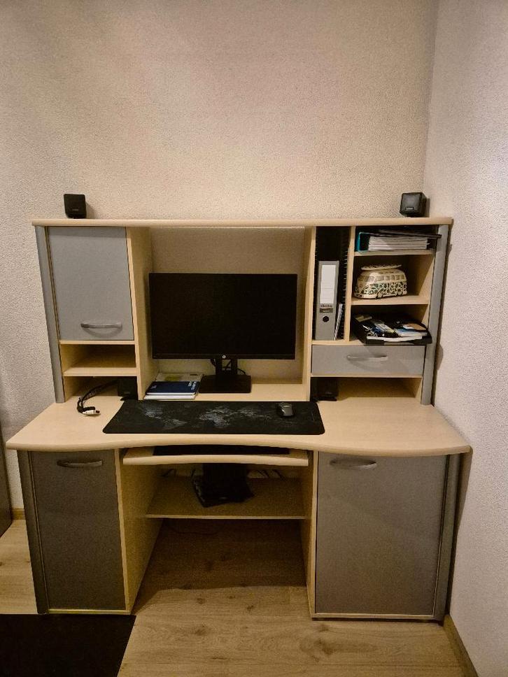 Bureau met veel opbergmogelijkheden - Gratis af te halen, Huis en Inrichting, Bureaus, Zo goed als nieuw, Bureau, In hoogte verstelbaar