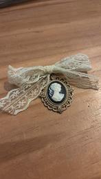Broche speld met vintage look hanger kanten lint, Overige materialen, 4 tot 7 cm, Ophalen of Verzenden, Zo goed als nieuw