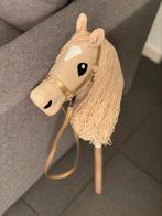 Leuke hobbyhorse met goud hoofdstel. Stok incl., Ophalen of Verzenden, Nieuw, Paard