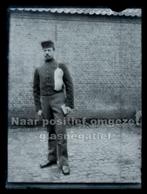 Militair grenadier met foedraal glasnegatief Indische man, Verzamelen, Foto's en Prenten, Verzenden, Voor 1940, Gebruikt, Overige onderwerpen