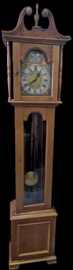 Mooie oude klok beschikbaar voor biedingen