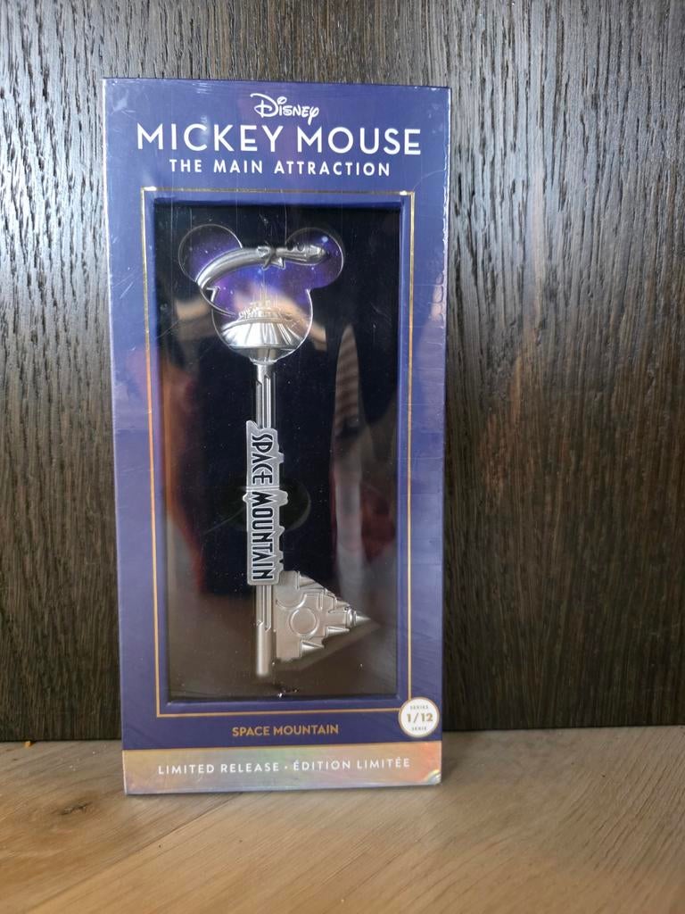 Disney Mickey Mouse Space Mountain Sleutel, Ophalen of Verzenden, Mickey Mouse, Nieuw, Beeldje of Figuurtje