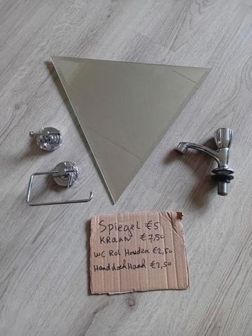 Te koop.Toilet accessoires.  Spiegel, wc rol houder,enz beschikbaar voor biedingen