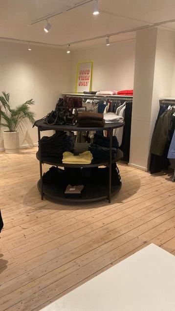 Grote tafels presentatie winkel reatail beschikbaar voor biedingen