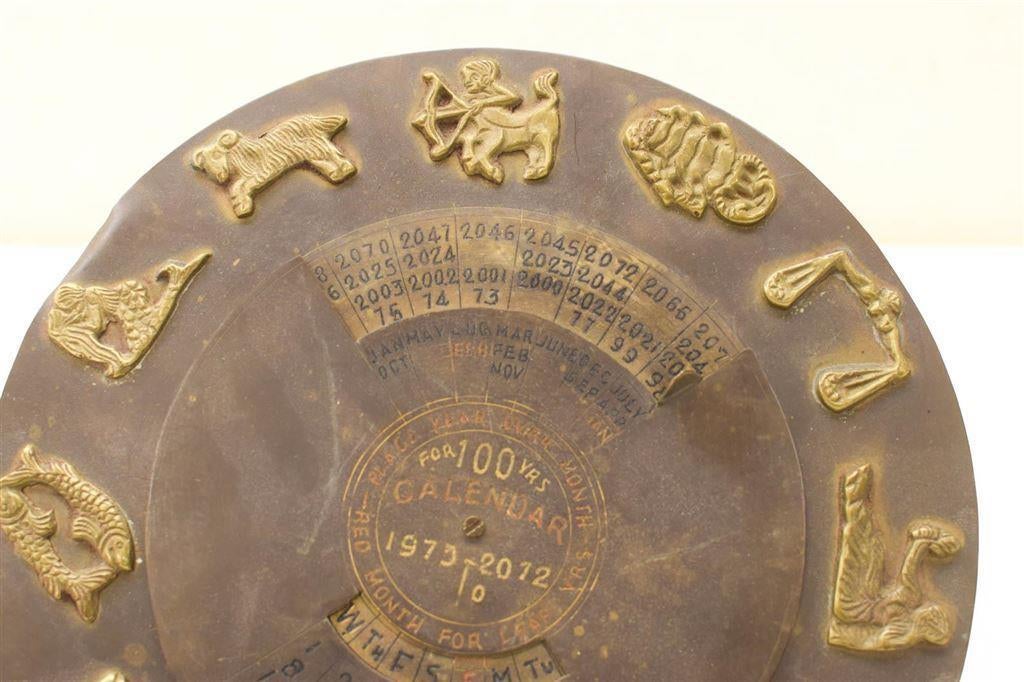 Messing ronde kalender op stander 45693, Antiek en Kunst, Ophalen of Verzenden