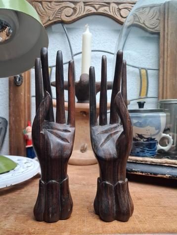 2 brocante houten decoratieve handen  beschikbaar voor biedingen