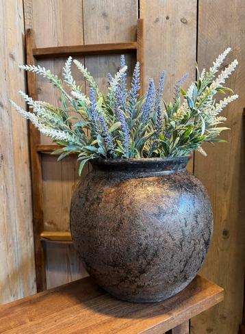 Mooie grote ronde pot beschikbaar voor biedingen
