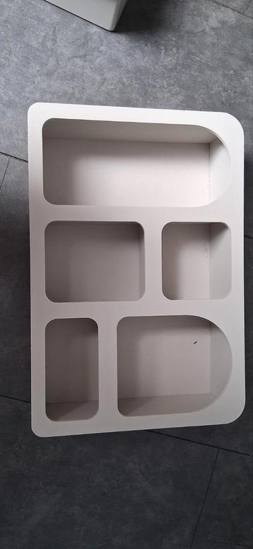 Wanddecoratie met vakken beschikbaar voor biedingen