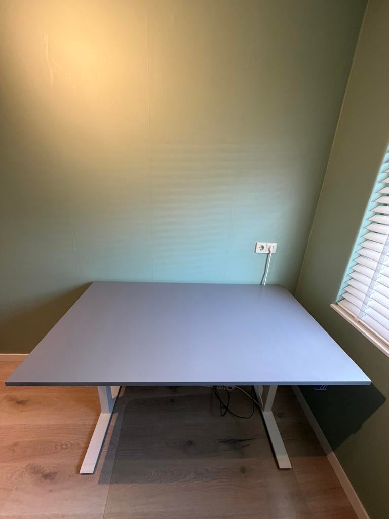 Op hoogte verstelbare bureau (elektrisch), Ophalen, Elektrisch, Nieuw