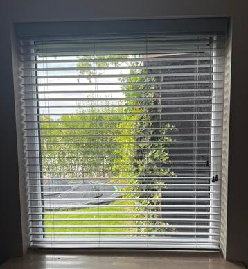 PVC Jaloezie houtlook grijs 2 stuks Veneta beschikbaar voor biedingen
