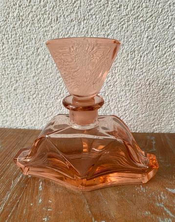 Art Deco roze glazen parfumfles jaren 50/60 beschikbaar voor biedingen