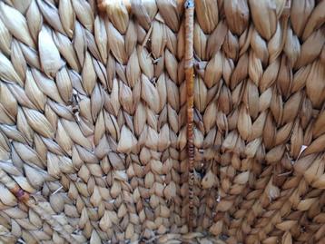 Hand gevlochten mand voor spullen, plant Kerstboom, speelgoe beschikbaar voor biedingen