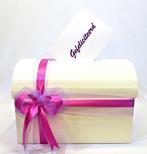 Mooie ivoren enveloppendoos met lila tule en azalea lint., Ophalen of Verzenden, Nieuw, Feestartikel, Geboorte of Huwelijk