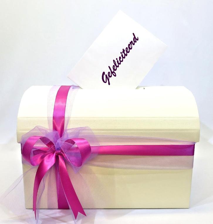 Mooie ivoren enveloppendoos met lila tule en azalea lint., Hobby en Vrije tijd, Feestartikelen, Nieuw, Feestartikel, Geboorte of Huwelijk