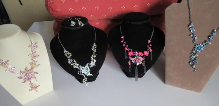 Kettingen 4 stuks waarvan 1 met oorbellen, Sieraden, Tassen en Uiterlijk, Kettingen, Nieuw, Overige materialen, Met hanger, Met strass