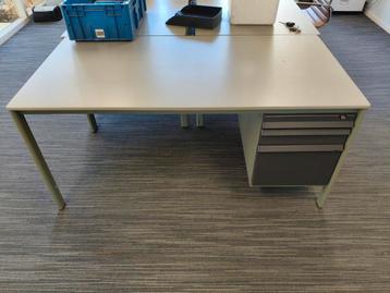 Ahrend Bureau's met Lades - 3 stuks beschikbaar voor biedingen