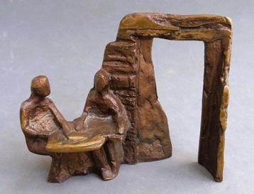 1990 Bronzen Beeld "in overleg" kunst Judith Braun Enschede beschikbaar voor biedingen
