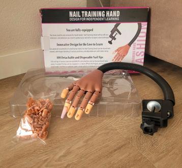 Nagel trainer / kunst hand   kunstnagels beschikbaar voor biedingen