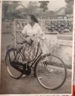 Foto met de nieuwe fiets met voorlicht, en trommel rem., Verzamelen, Foto's en Prenten, 1940 tot 1960, Gebruikt, Ophalen of Verzenden