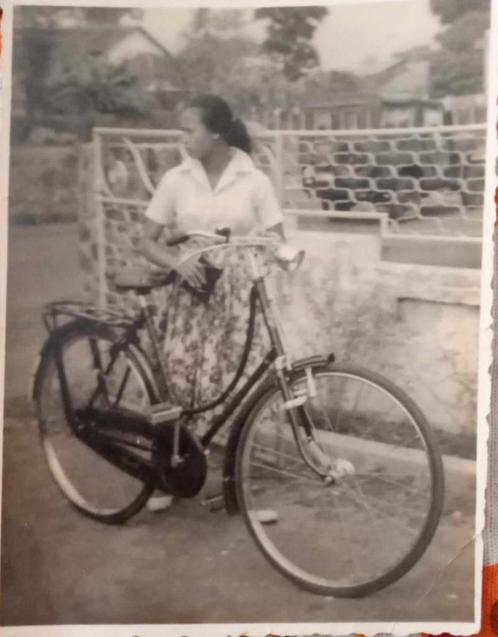 Foto met de nieuwe fiets met voorlicht, en trommel rem., Verzamelen, Foto's en Prenten, Gebruikt, Foto, Overige onderwerpen, 1940 tot 1960