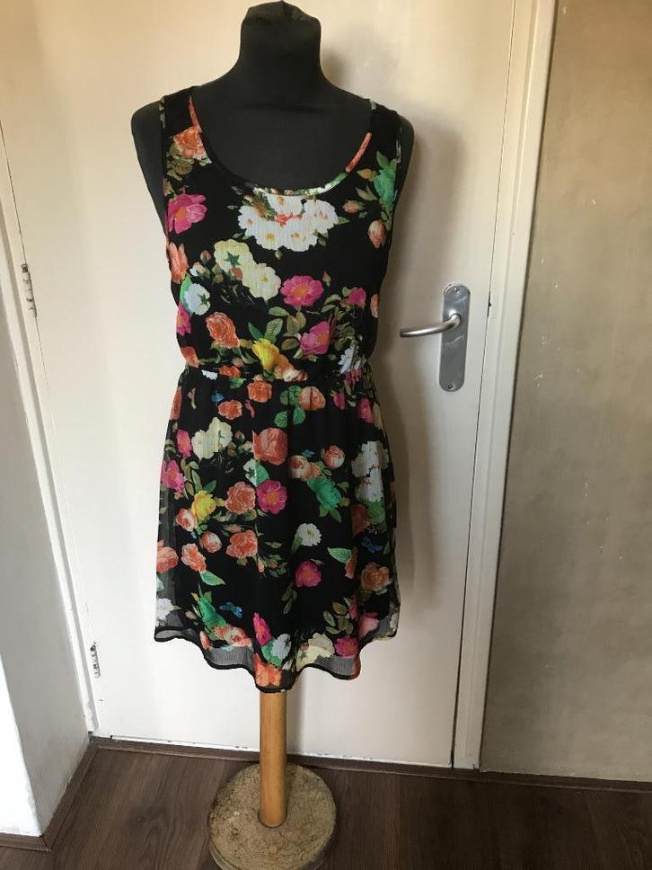 jurk met leuke achterkant (Only), Kleding | Dames, Jurken, Zo goed als nieuw, Maat 36 (S), Overige kleuren, Boven de knie, Ophalen of Verzenden