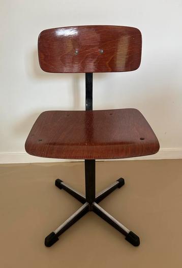 Vintage schoolstoel beschikbaar voor biedingen