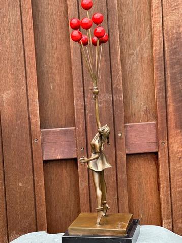 bronzen sculptuur ballon meisje  beschikbaar voor biedingen