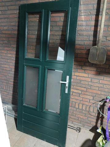 Hardhouten Buitendeur met Glas en Driepuntsluiting beschikbaar voor biedingen