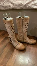 Gentie laarzen beige 40 met studs, white Wace laag  Ibiza, Gedragen, Beige, Ophalen of Verzenden, Hoge laarzen