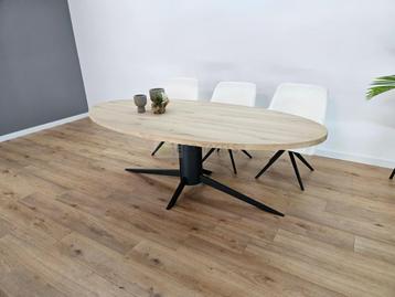 Stijlvolle eiken ovale tafel met industriële onderstel beschikbaar voor biedingen