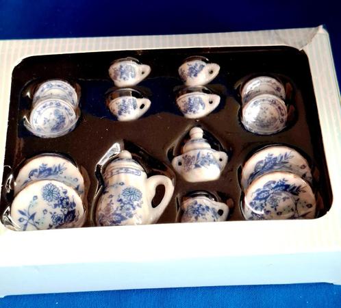 Theeservies wit blauw 4 pers. met bordjes poppenhuis 1:12, Verzamelen, Poppenhuizen en Toebehoren, Zo goed als nieuw, Poppenhuis