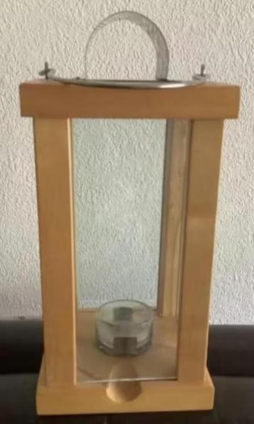 Houten lantaarn, waxinelichthouder; 27 cm hoog, 13 cm breed beschikbaar voor biedingen